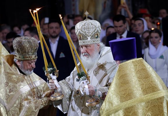 Руският патриарх Кирил отслужи коледна литургия тази нощ в катедралния храм "Христос Спасител" в Москва  СНИМКИ: РОЙТЕРС