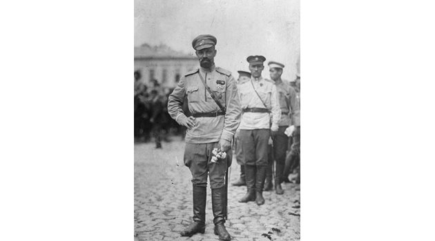 Генерал Александър Кутепов емигрира в България, преди да е отровен в Париж от тайните служби на СССР. 
