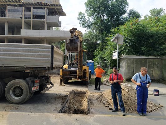 Работници увериха, че другата седмица пак ще копаят на ул. "Юндола".
