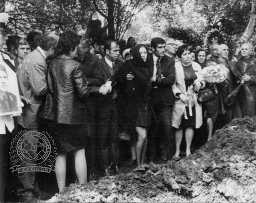 Опечалени мъже вдигат ковчега с тленните останки на Георги Аспарухов по време на погребението на 2 юли 1971 г. СНИМКИ: 