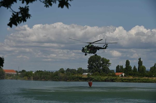 Хеликоптерът "Кугар" събира вода от езерото в Казичене
СНИМКА: Георги Палейков