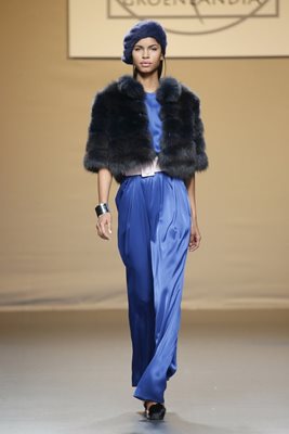 Модел дефилира със синя плетена барета по време на ревюто на испанския дизайнер Хесус Лоренцо.