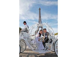 Малко преди заплахата младоженците Кенет Ма и Жаклин от Хонконг преминаваха с каляска край Айфеловата кула в Париж. СНИМКИ: РОЙТЕРС