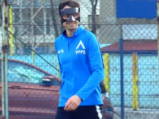 Мартин Райнов ще играе с предпазна маска в мача на “Левски” срещу “Славия”. 
СНИМКА: LEVSKI.BG