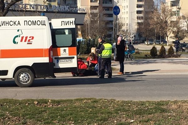 Медици преглеждат пострадалата жена.