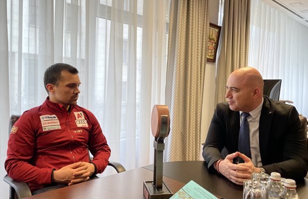 Министърът на туризма д-р Илин Димитров задава въпроси на Алберт Попов. Снимки министерство на туризма