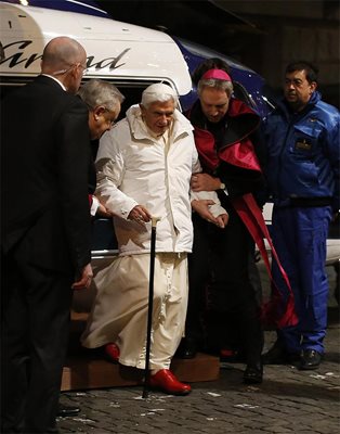 Папата напоследък изглеждаше силно отпаднал и се нуждаеше от помощ, за да върви.
СНИМКА: РОЙТЕРС