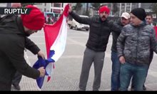 Турски протестъри горят френското знаме