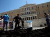 Кризата продължава да удря по джоба все повече гърци, според изследване