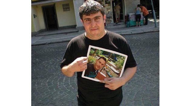 Спас крадял снимки за фалшивия си образ от французина Александър Мартинез (на малката снимка).  КОЛАЖ: “24 ЧАСА”