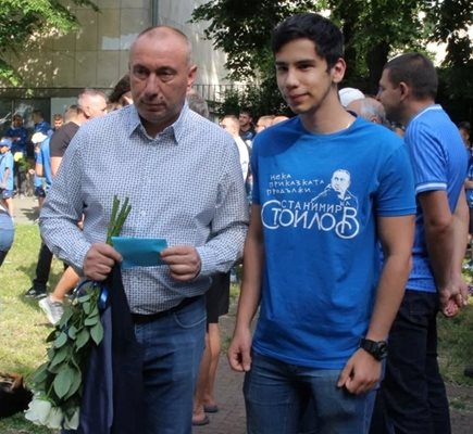 Станимир Стоилов с фен на "Левски", облечен в тениска, на която е именно ликът на Мъри.