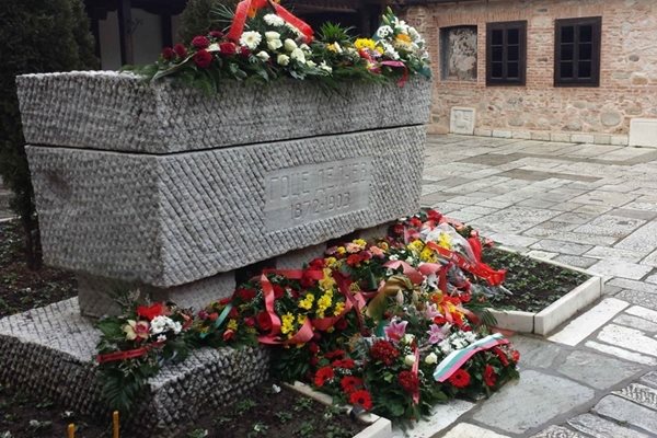 Днес каменният саркофаг с костите на Гоце Делчев се намира в двора на черквата “Свети Спас” в Скопие. 

СНИМКА: МВнР