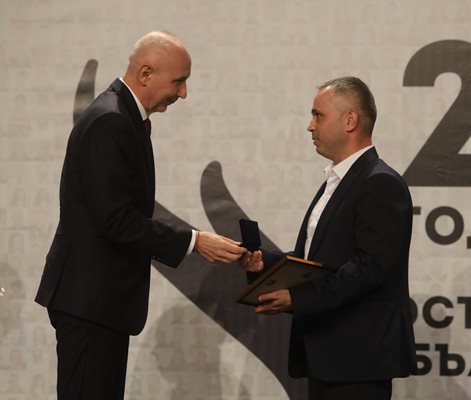 Светослав Любомиров, главен изпълнителен директор на ,,Главболгарстрой Холдинг” АД и изпълнителен директор на “Главболгарстрой Интернешънал” АД, връчи отличието на Шукри Халилов.