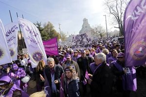 Учителски синдикат плаши със стачка за заплати