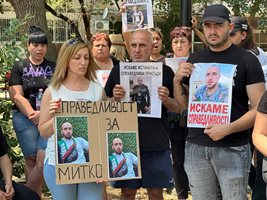 Десетки от Цалапица са пред Съдебната палата в Пловдив, където ще се гледа мярката на двамата близнаци Валентин и Борислав Динкови.