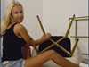 Мария Игнатова сама сглоби стол, после се вдигна на челна стойка върху него (Видео)