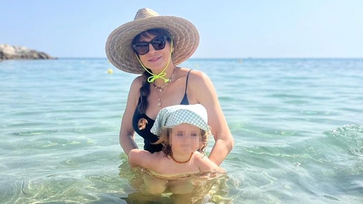 Сани Жекова плува с хлапето
