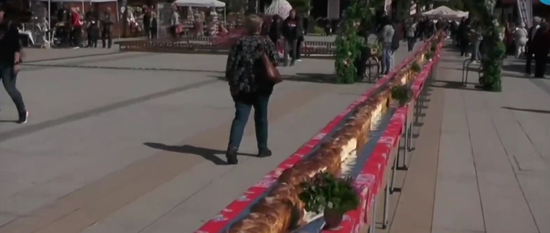 С 100-метров козунак празнуват Великден в центъра на Враца