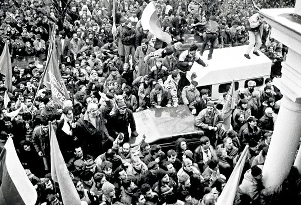 Протестите пред парламента през януари 1997 г., когато се сваля правителството на Жан Виденов.