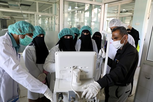 Лекари в медицински център в Либия отвеждат пациент в тежка форма с коронавирус към интензивно отделение.
СНИМКА РОЙТЕРС