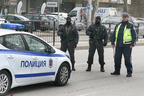 Полицаите често проверяват колите, движещи се по "Кукленско шосе" в Пловдив.  