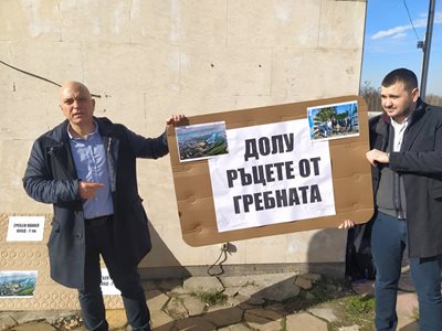 Атанас Бояджиев и областният управител Йордан Иванов /вдясно/ на протеста. Снимки: Авторът