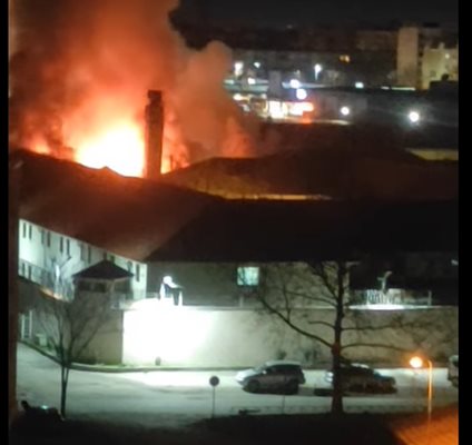 Високи пламъци се виждат за оградата на пловдивския затвор.