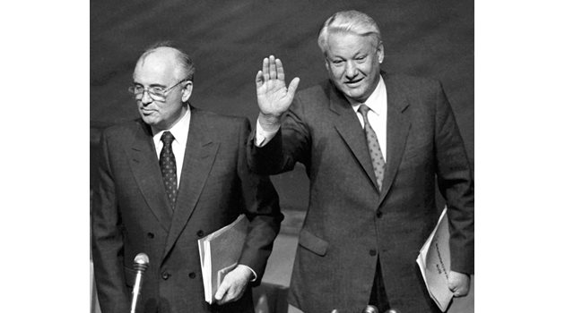Горбачов и Елцин на 23 август по време на първата им среща след преврата.