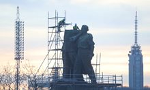 Нечовешко (по Денков): Бюджетът - заложник на падналата глава на съветския паметник