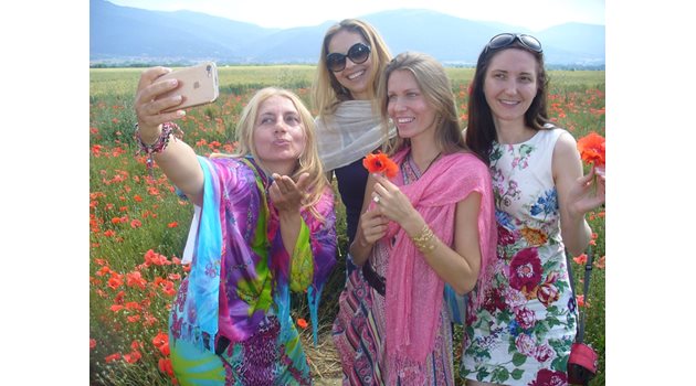 Група туристки от Русия предпочетоха да си направят празник на маковете и се снимаха в нива с разцъфнали макове край розовите градини на Казанлък.