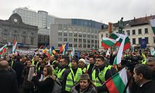 Площад Люксембург ври и кипи от българи и румънци (Снимки)