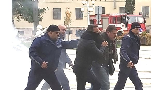 Арестът на 46-годишния подпалвач в центъра на Враца. Снимка: Автора