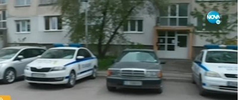 Полицейски коли пред дома на барикадиралия се в "Люлин". Кадър Нова тв