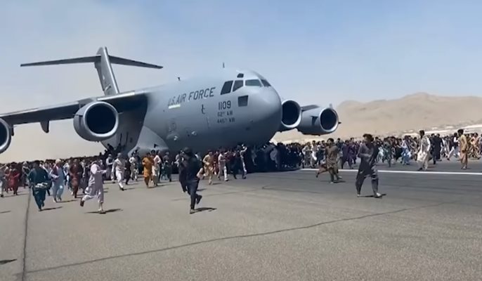 Хора тичат и се опитват да се вкопчат в излитащ американски самолет, напускащ летището в Кабул.

СНИМКА: СТОПКАДЪР ОТ ЮТЮБ