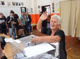 Избирателка поздравява членовете на секционната комисия, след като е гласувала за кмет на втория тур на местните избори.  СНИМКА: ЙОРДАН СИМЕОНОВ