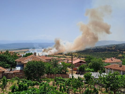 Голям пожар се е разразил до пазарджишкото село Боримечково СНИМКИ: Фейсбук