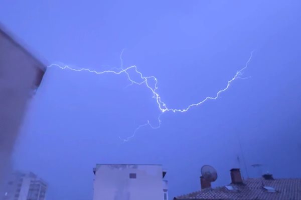 Светкавици раздират небето над Пловдив и Асеновград