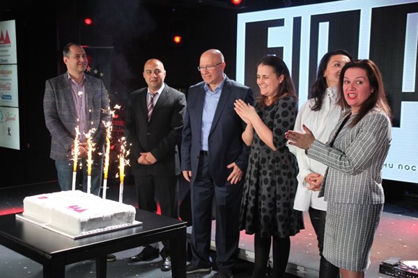 Управителният съвет на Българската асоциация на рекламодателите с тортата за 10-годишнината на БАР.