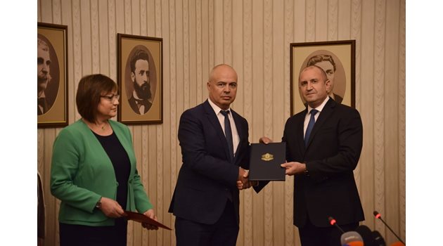 Президентът Румен Радев връчи третия мандат за съставяне на правителство на шефа на червената група Георги Свиленски.
СНИМКА: ЙОРДАН СИМЕОНОВ