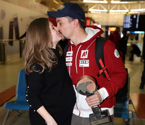 Алберт Попов получава целувка от годеницата си Деница при пристигането си в България след историческия успех. Двамата очакват бебе през април.