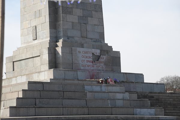 Паметникът на Съветската армия в София с разбитата плоча в знак на признателност 
СНИМКА: НИКОЛАЙ ЛИТОВ
