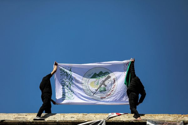 Палестинци развяват знамето на въоръжените милиции на Хамас.
СНИМКИ: РОЙТЕРС