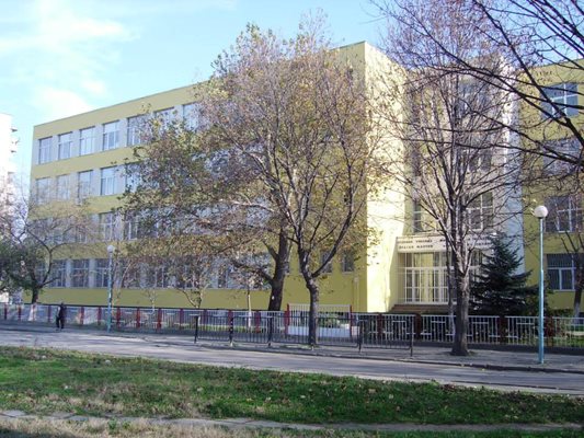 Сградата, в която се помещават ОУ "Драган Манчов" и Математическата гимназия.

Снимка: фейсбук