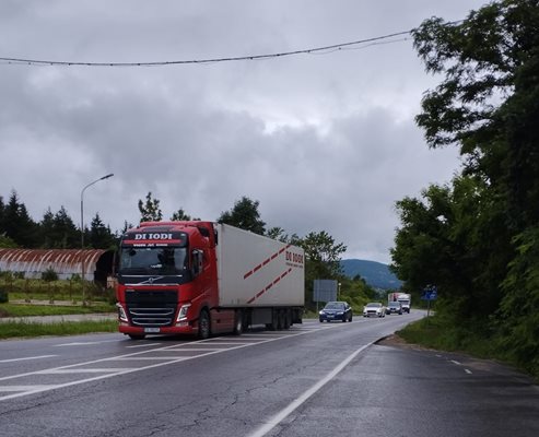 Движението на тирове през прохода "Петрохан" ще бъде забранено изцяло пред следващата седмица.
Снимка: АПИ