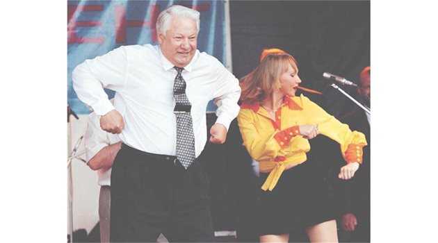 Приживе руският президент Борис Елцин бе известен като любител на чашката. Снимката от 1996 г., на която той танцува пийнал на концерт в Ростов на Дон, обиколи целия свят.