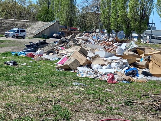 Тонове отпадъци са струпани на стадион "Тодор Диев" и десетки хиляди пловдивчани всеки ден ги гледат. Снимки: Авторът