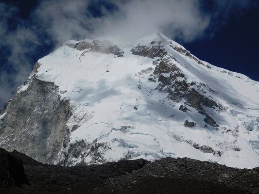 Най-високият връх в Перу - Уаскаран (6769 м). Докато бяхме в Перу, група италиански алпинисти, които са го изкачвали, бяха пометени от лавина, за щастие, нямаше жертви. На снимката се виждат пукнатини в леда. През нощта, докато се опитвахме да спим в палатките, няколко пъти се чуваше грохот от свличащ се лед по стръмните склонове на  надвисналия над лагера връх Чакрараху.