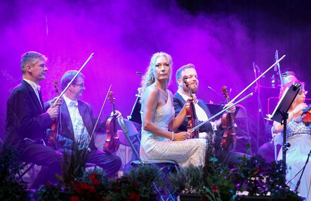 От България започва световното турне на оркестъра на виенския дворец Шонбрун, което ще продължи две години, през които виенчани ще стигнат до Австралия, Дубай и Южна Африка. Концертмайстор на оркестъра е българката Таня Джарова.