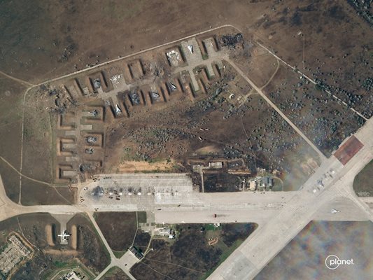 От сателит се виждат унищожени самолети в базата “Саки”.