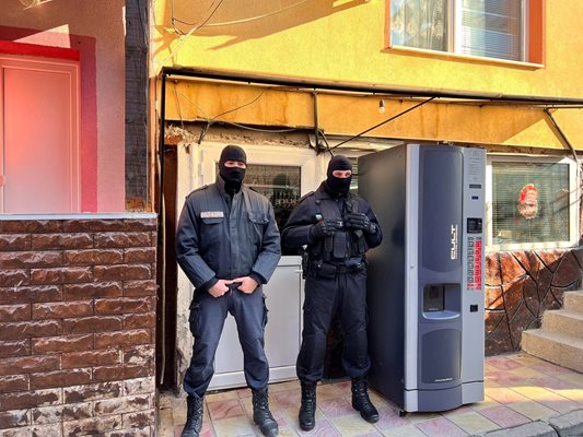 Полицейската операция в Асеновград продължава.